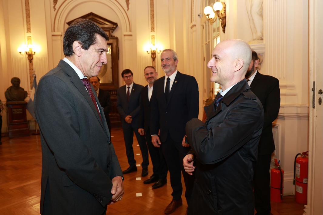 Imagen de la publicación de Carlos Sadir sobre encuentro con el embajador de Chipre sobre turismo y cooperación