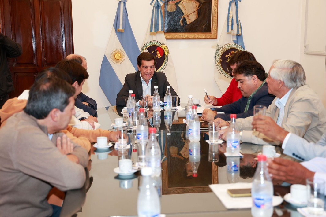 Imagen de la publicación de Carlos Sadir sobre reunión con autoridades municipales sobre educación, seguridad e infraestructura