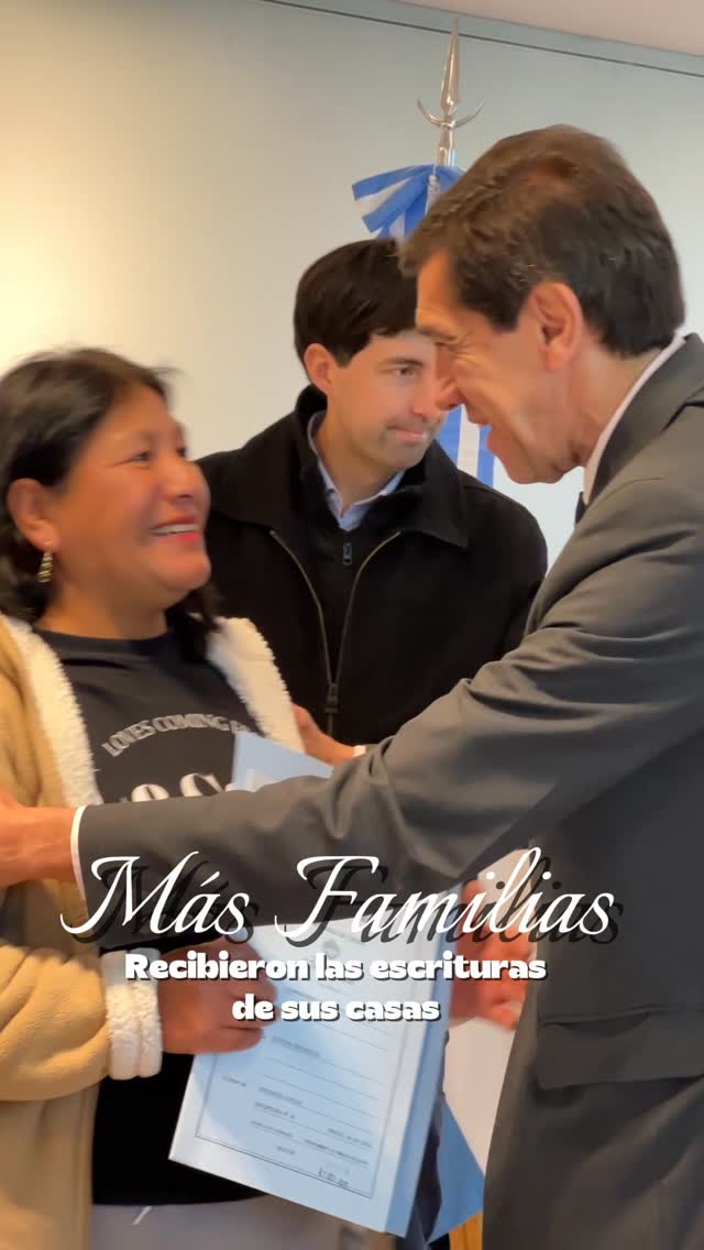 Imagen de la publicación de Carlos Sadir sobre entrega de escrituras a familias de San Salvador, Yala y Lozano
