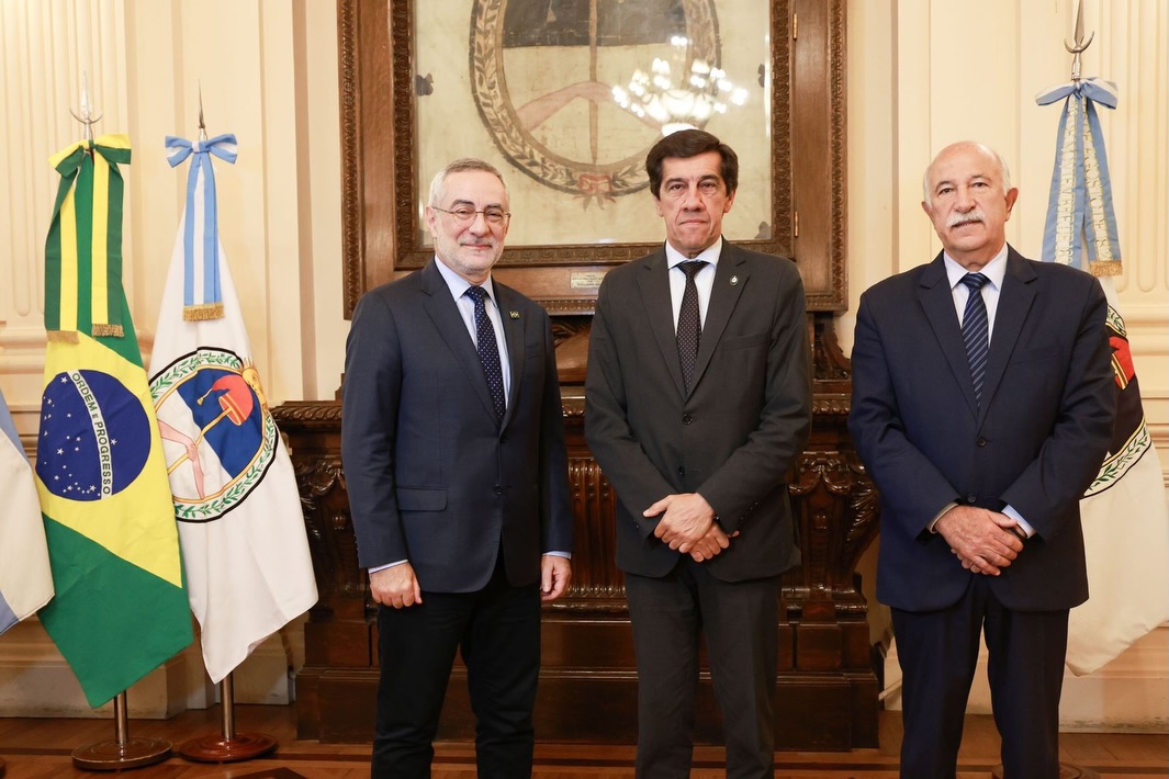 Imagen de la publicación de Carlos Sadir sobre encuentro con el embajador de Brasil sobre cooperación bilateral