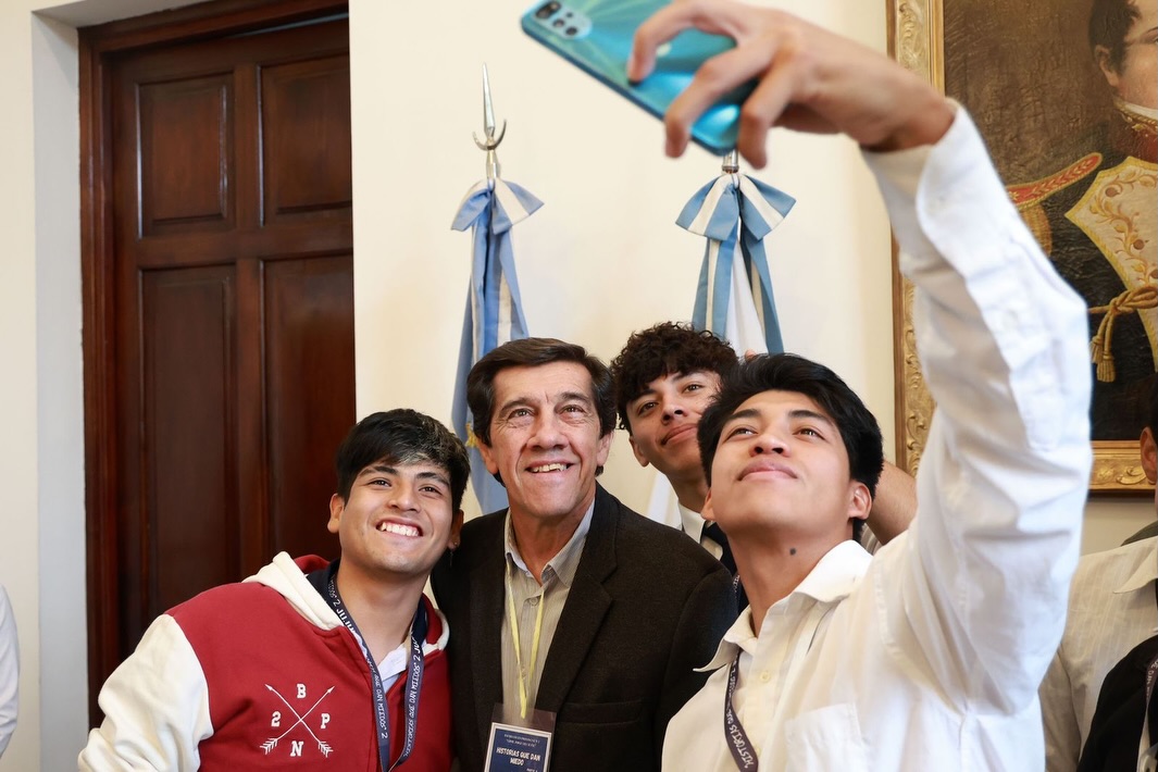 Imagen de la publicación de Carlos Sadir sobre estudiantes del Bachi 2 presentan su libro en Buenos Aires