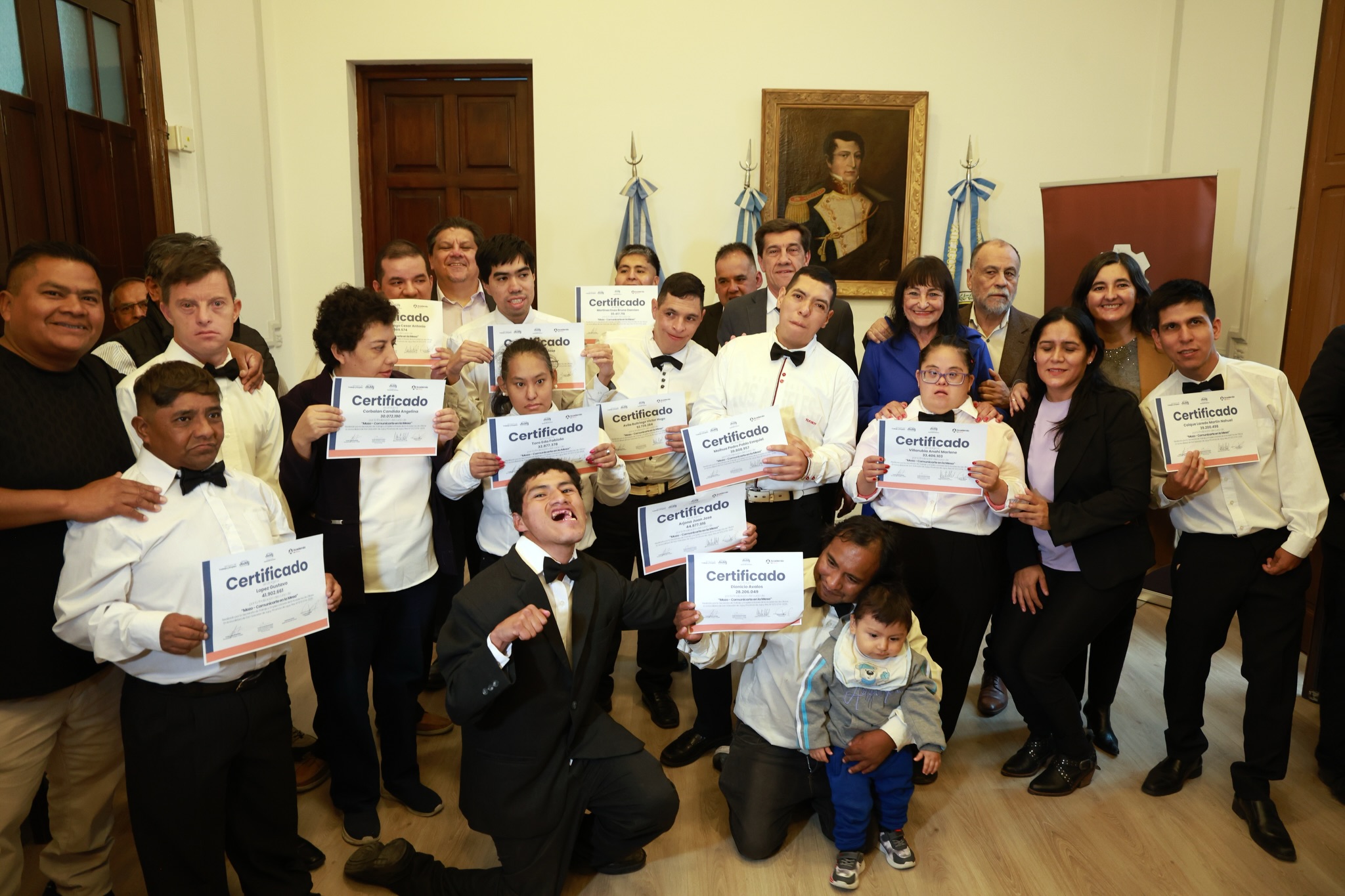 Imagen de la publicación de Carlos Sadir sobre certificados del curso de mozo para personas con discapacidad