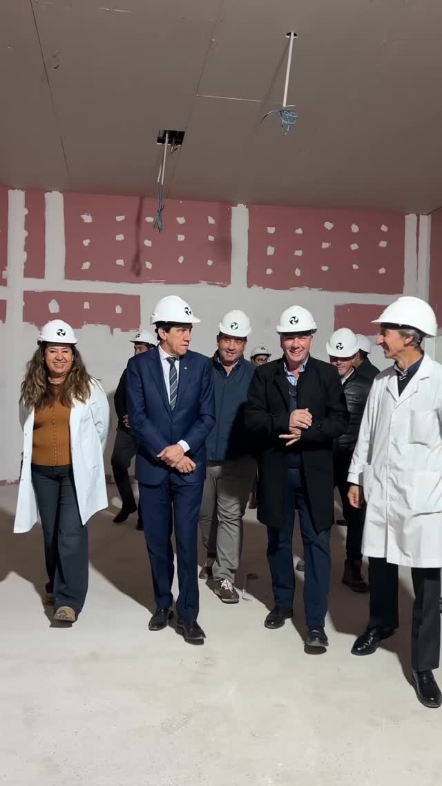 Imagen de la publicación de Carlos Sadir sobre recorrida por las obras de quirófanos del Hospital Pablo Soria
