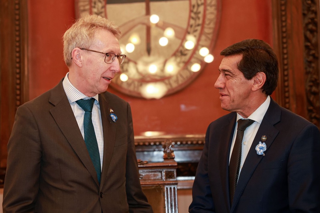 Imagen de la publicación de Carlos Sadir sobre reunión con el embajador de Suecia y representantes empresariales