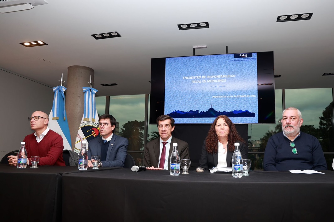Imagen de la publicación de Carlos Sadir sobre encuentro sobre responsabilidad fiscal con intendentes de la provincia