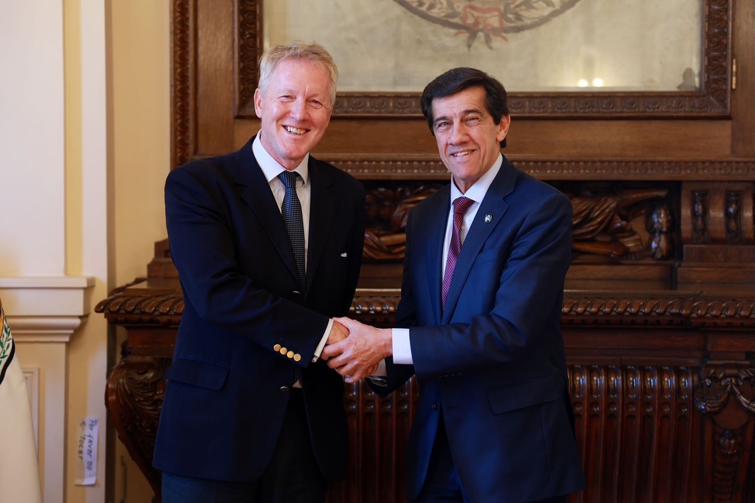 Imagen de la publicación de Carlos Sadir sobre encuentro con el embajador del Reino Unido, David Cairns