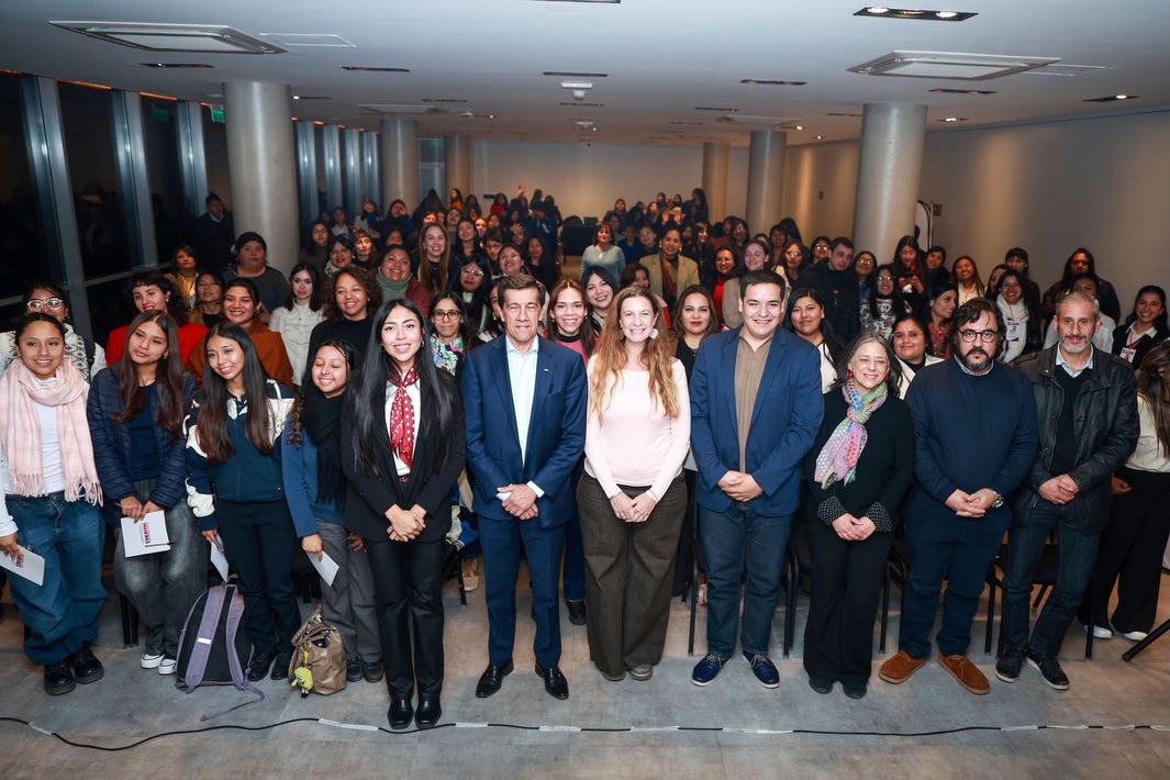 Imagen de la publicación de Carlos Sadir sobre jornada sobre mujeres en la ciencia con Nadia Cerino