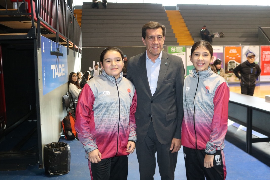 Imagen de la publicación de Carlos Sadir sobre encuentro con selecciones de minibásquet antes del Argentino de Federaciones