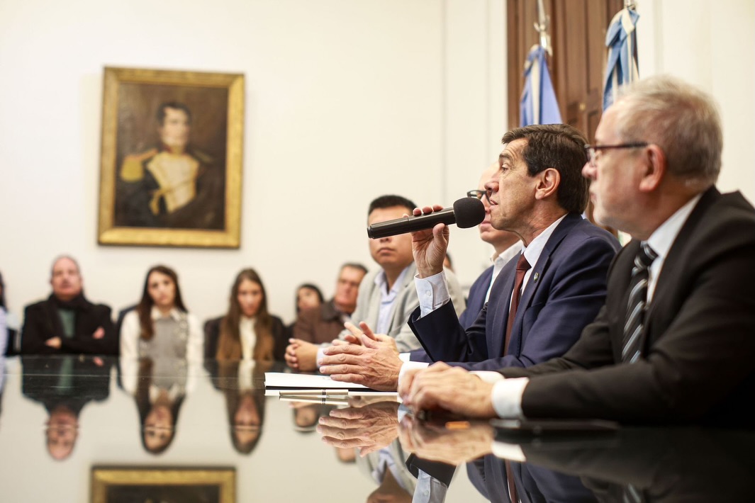 Imagen de la publicación de Carlos Sadir sobre convenios para obras productivas y capacitación en comercio exterior