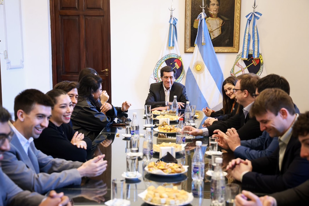 Imagen de la publicación de Carlos Sadir sobre encuentro con jóvenes de la beca FURP Junior USA