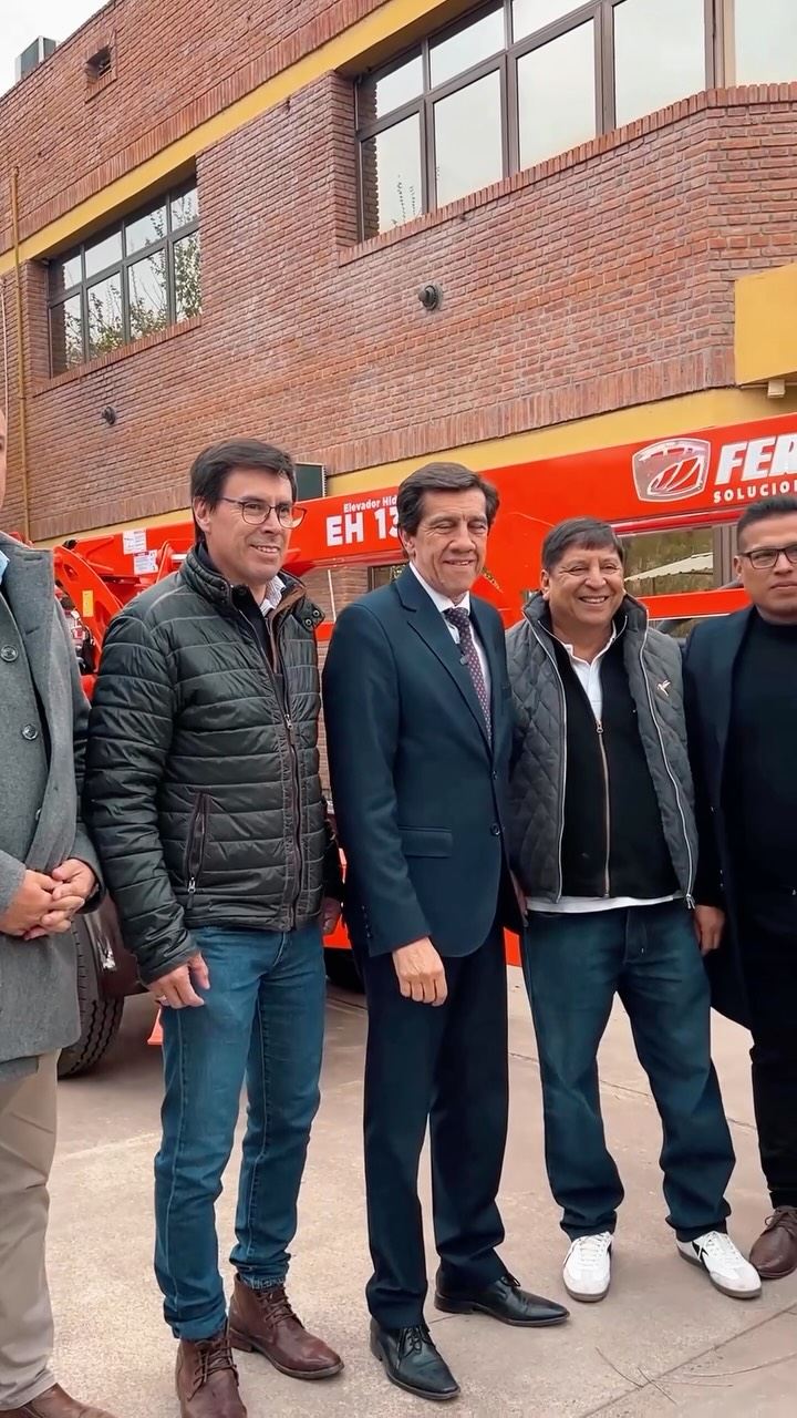 Imagen de la publicación de Carlos Sadir sobre entrega de maquinaria a municipios y equipamiento a Vialidad Provincial