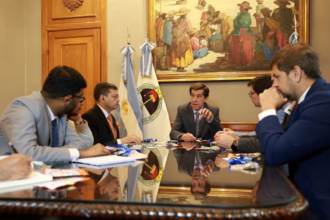Imagen de la publicación de Carlos Sadir sobre encuentro con la delegación de la minera india NMDC Limited