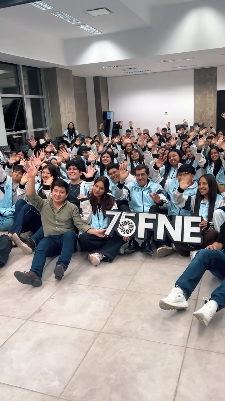 Imagen de la publicación de Carlos Sadir sobre entrega de camperas a la Comisión Estudiantil de la FNE 2026