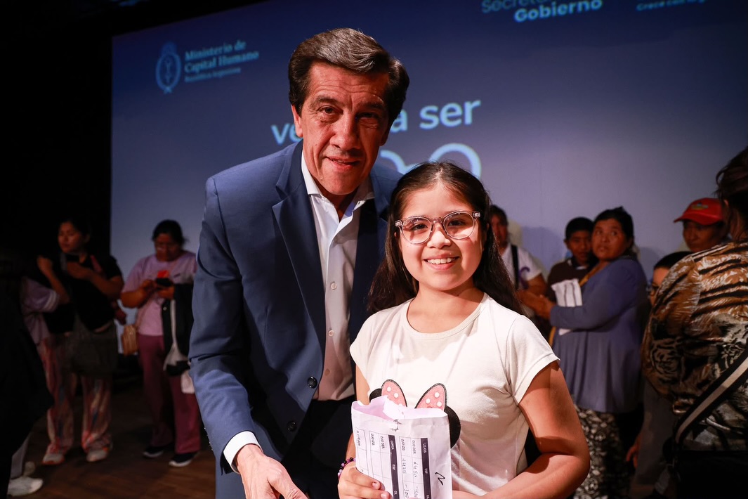 Imagen de la publicación de Carlos Sadir sobre entrega de anteojos a 190 niños mediante Ver para Ser Libres