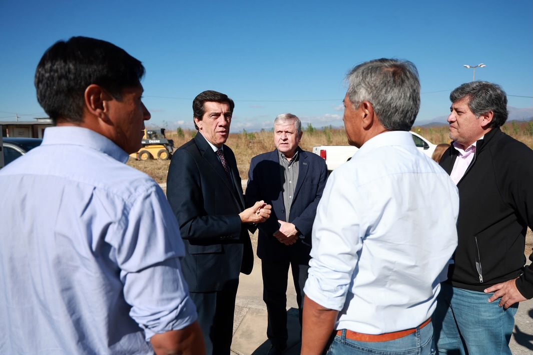 Imagen de la publicación de Carlos Sadir sobre anuncio de financiamiento provincial para finalizar viviendas en Alto Comedero