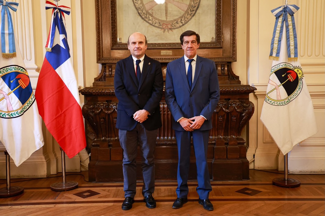 Imagen de la publicación de Carlos Sadir sobre reunión con el embajador de Chile sobre integración y conectividad