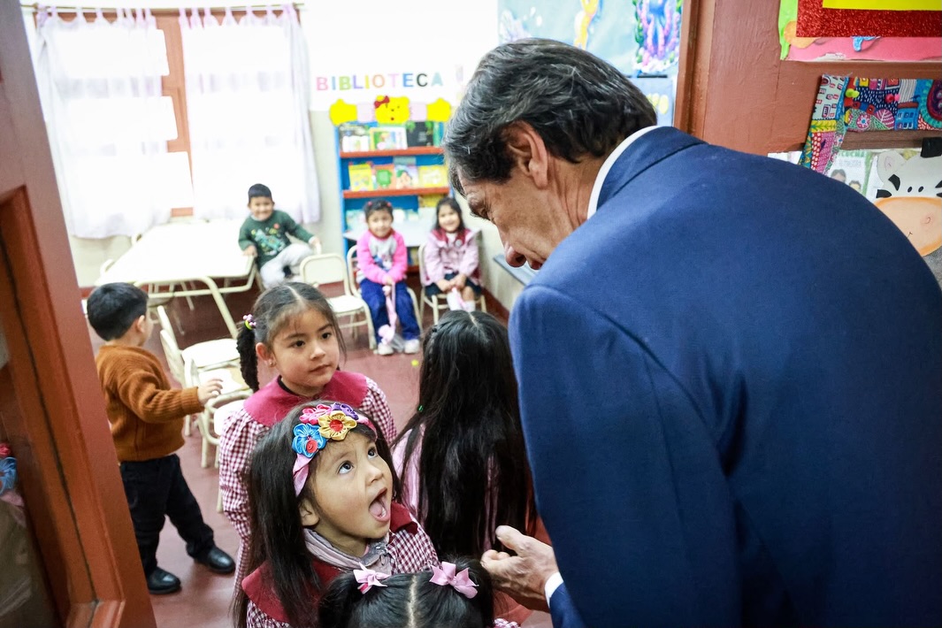 Imagen de la publicación de Carlos Sadir sobre encuentro con la comunidad educativa de la escuela Juanita Stevens