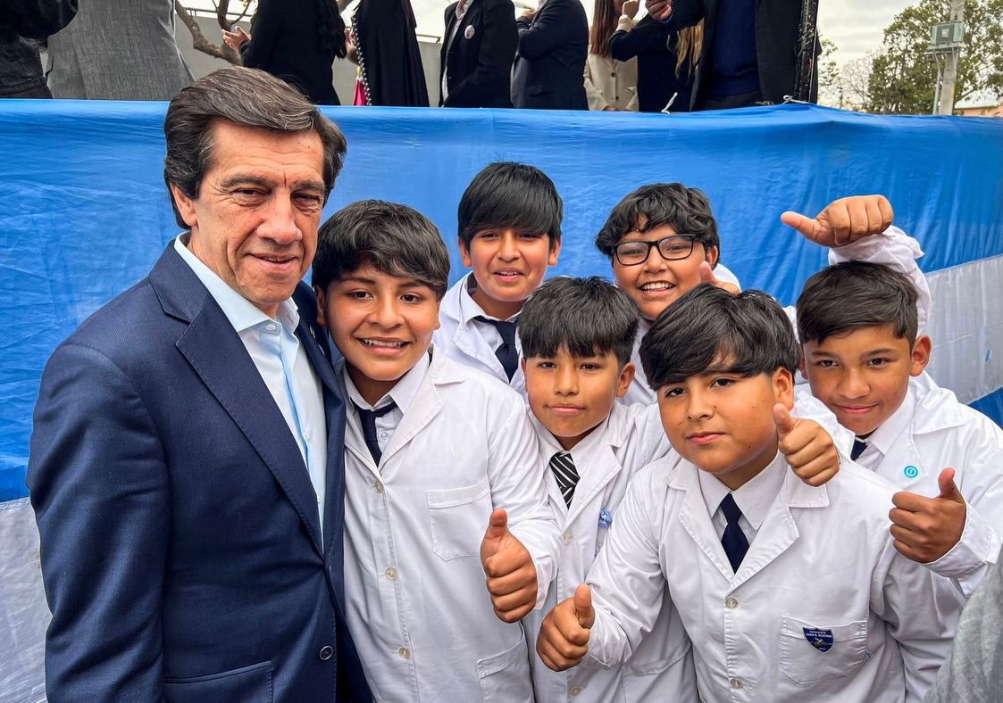 Imagen de la publicación de Carlos Sadir sobre celebración del aniversario del barrio Alberdi junto a sus vecinos
