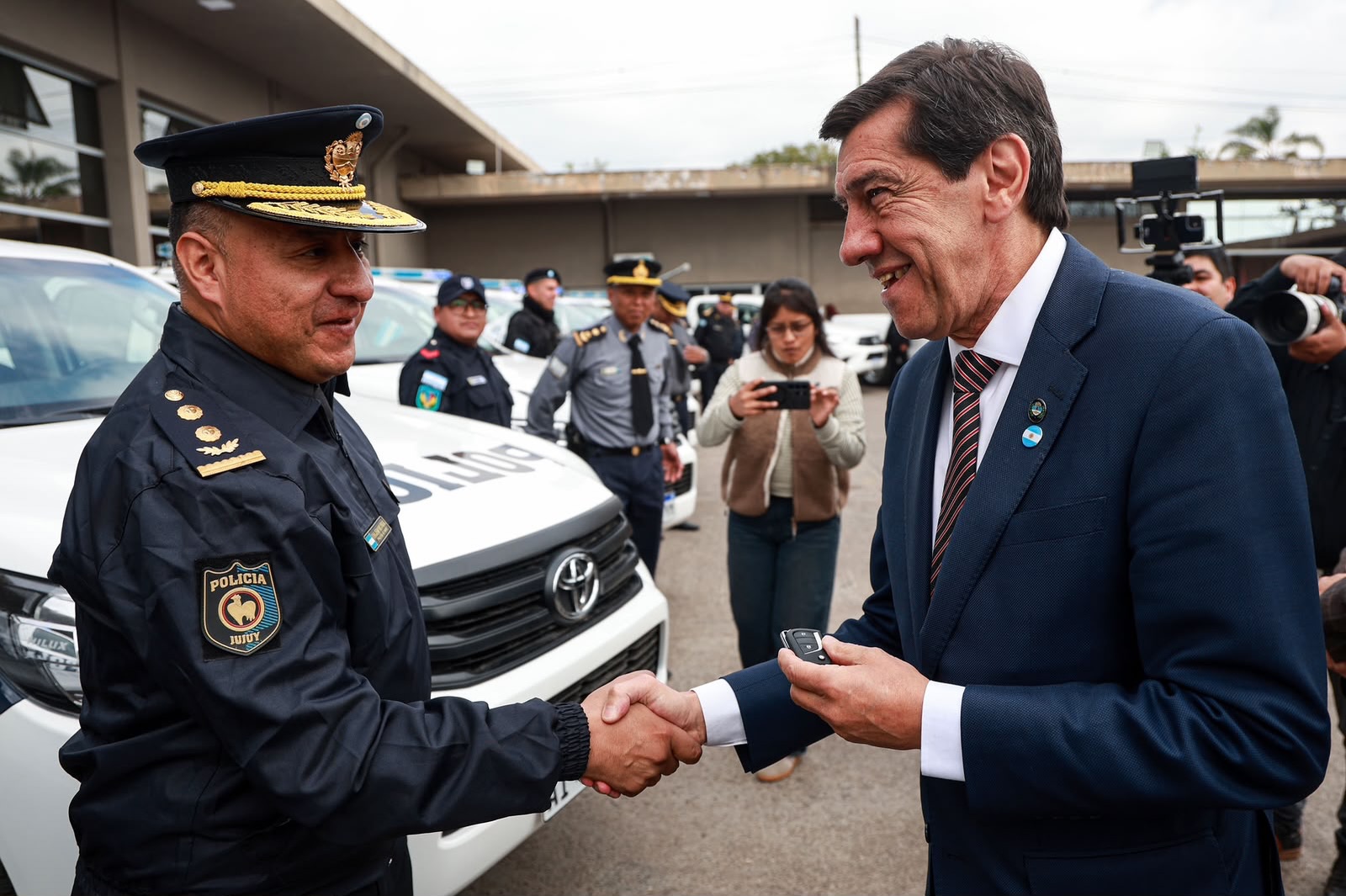 Imagen de la publicación de Carlos Sadir sobre entrega de camionetas y motos a la Policía de Jujuy
