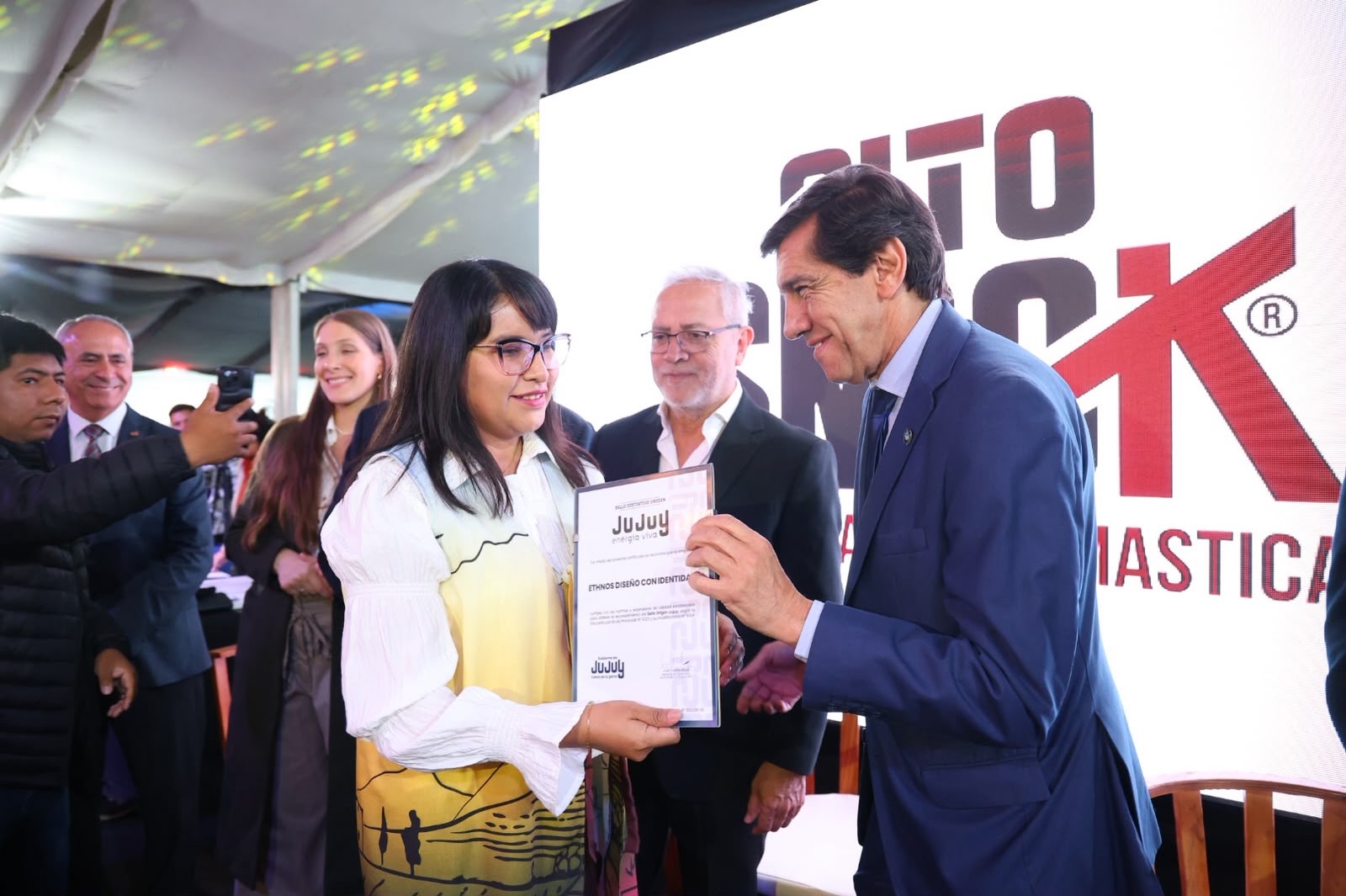 Imagen de la publicación de Carlos Sadir sobre entrega de Sellos Origen Jujuy y certificados de financiamiento