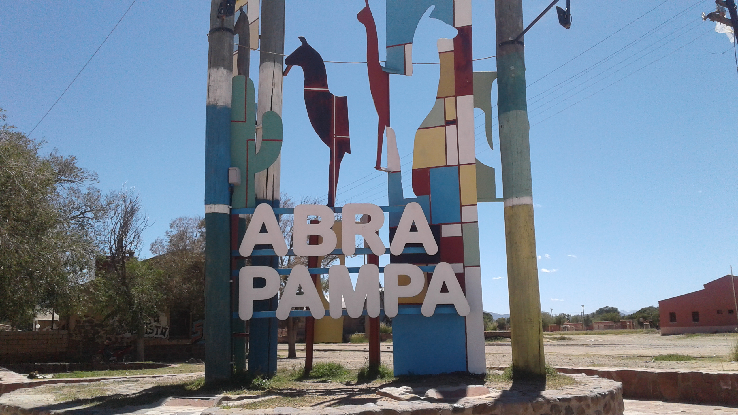 Cartel de entrada a Abra Pampa sobre la avenida Juan Domingo Perón. Foto de archivo del 8 de marzo de 2020; no corresponde a las audiencias de mediación.