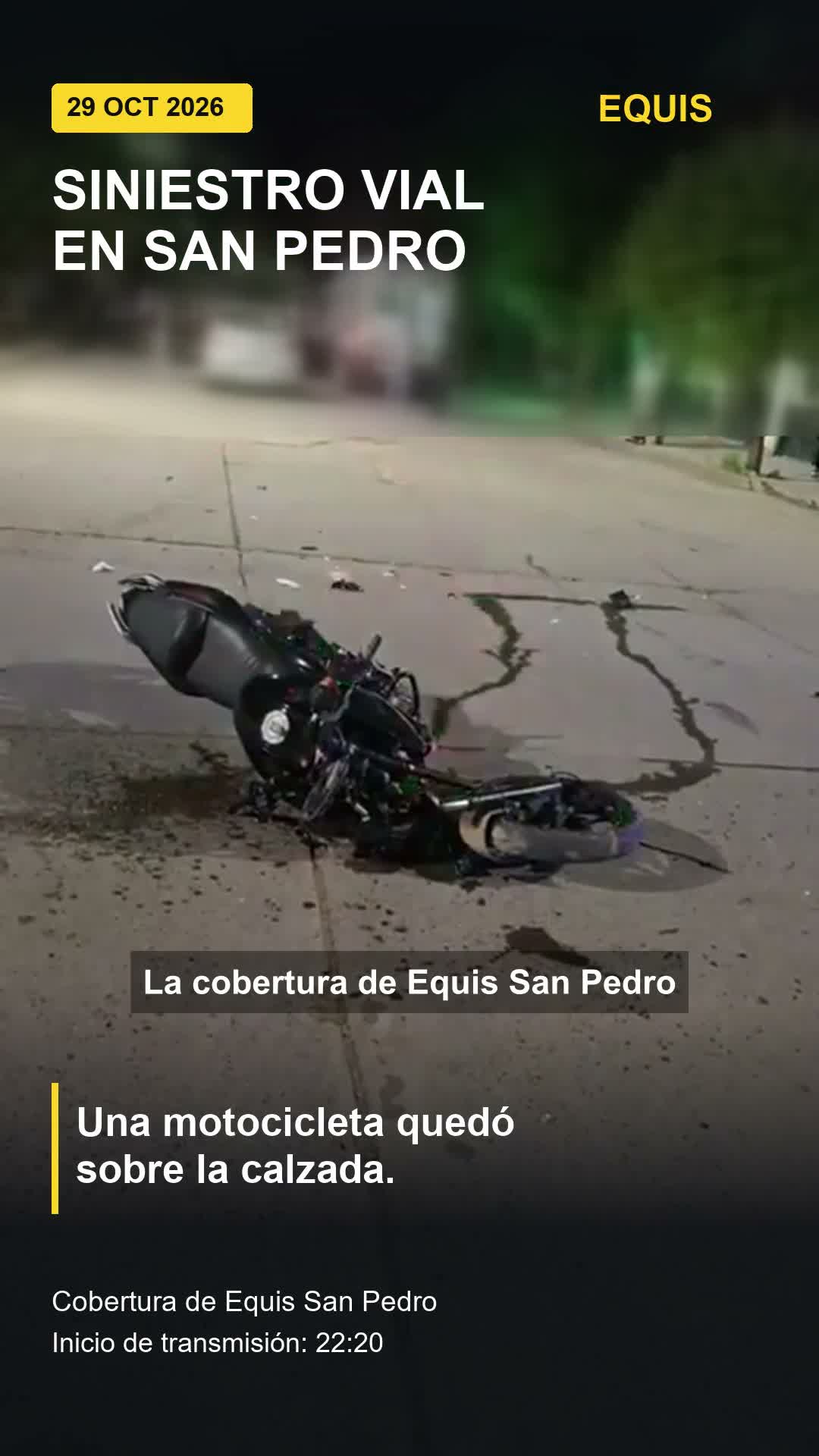 Motocicleta sobre la calzada y luces de vehículos de emergencia, con el fondo desenfocado.