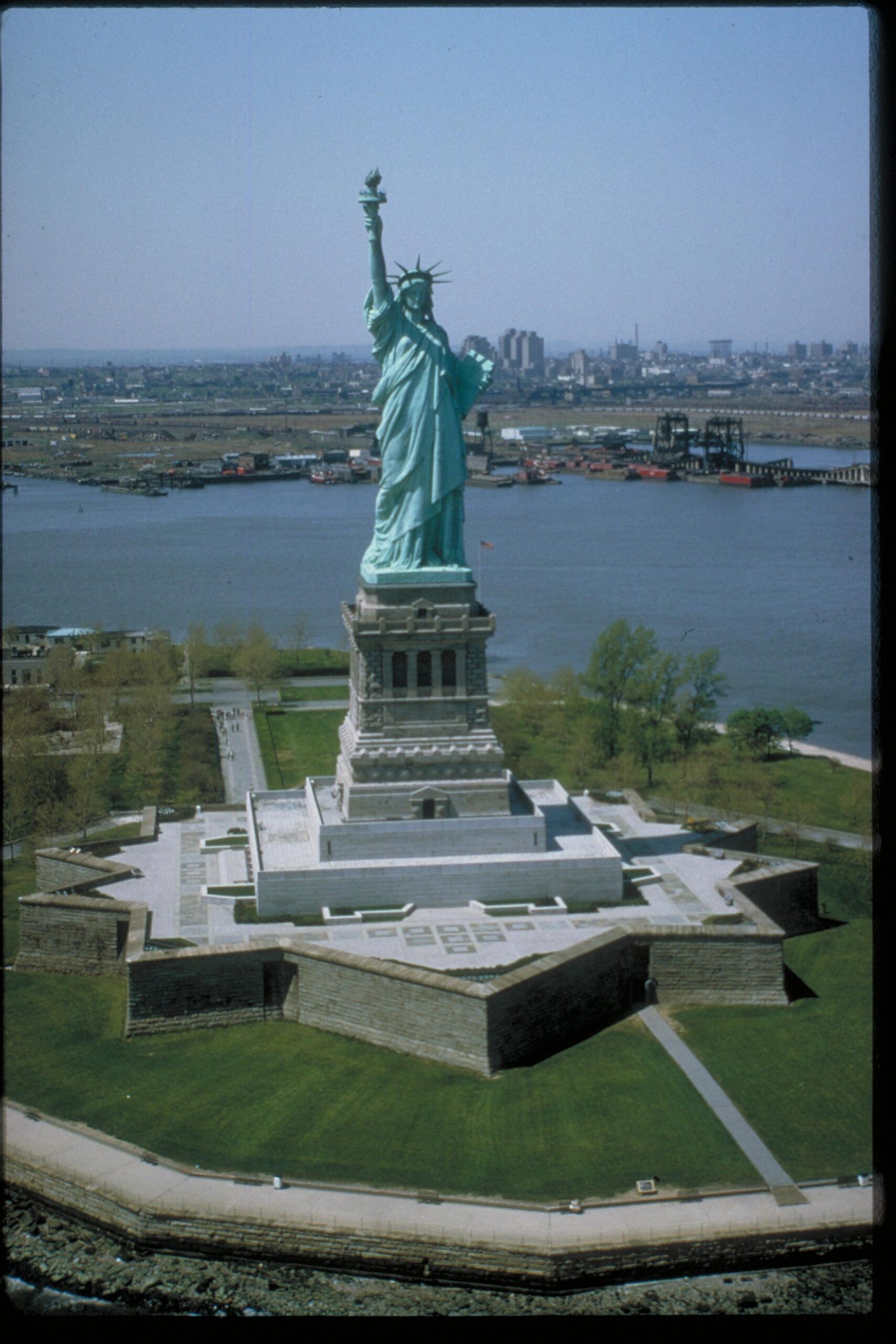 Fotografía de archivo de la Estatua de la Libertad y su pedestal en Liberty Island.