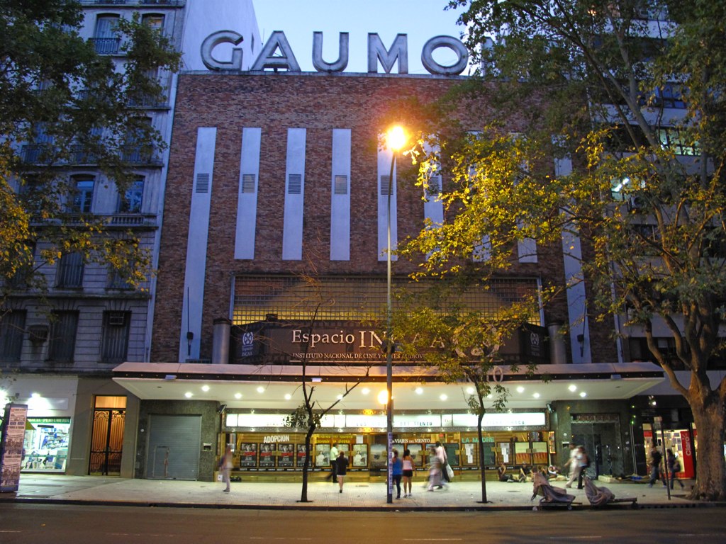 Fachada del Cine Gaumont en Buenos Aires, fotografía de archivo de 2010.