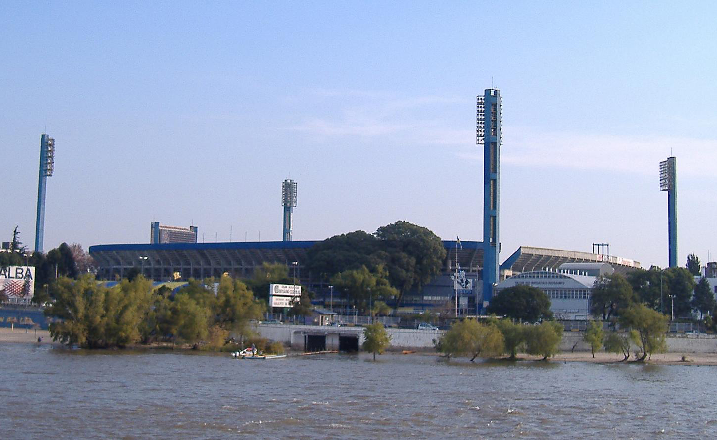 Vista exterior del Gigante de Arroyito desde el río Paraná, archivo de 2007