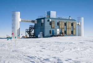 IceCube: cómo 5.160 sensores bajo el hielo antártico detectan partículas del universo