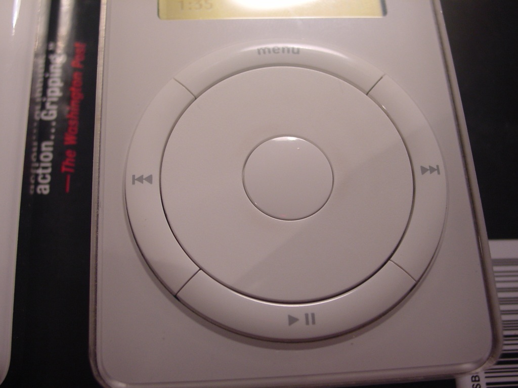 Detalle de la rueda de navegación de un iPod de primera generación, fotografiado en 2004