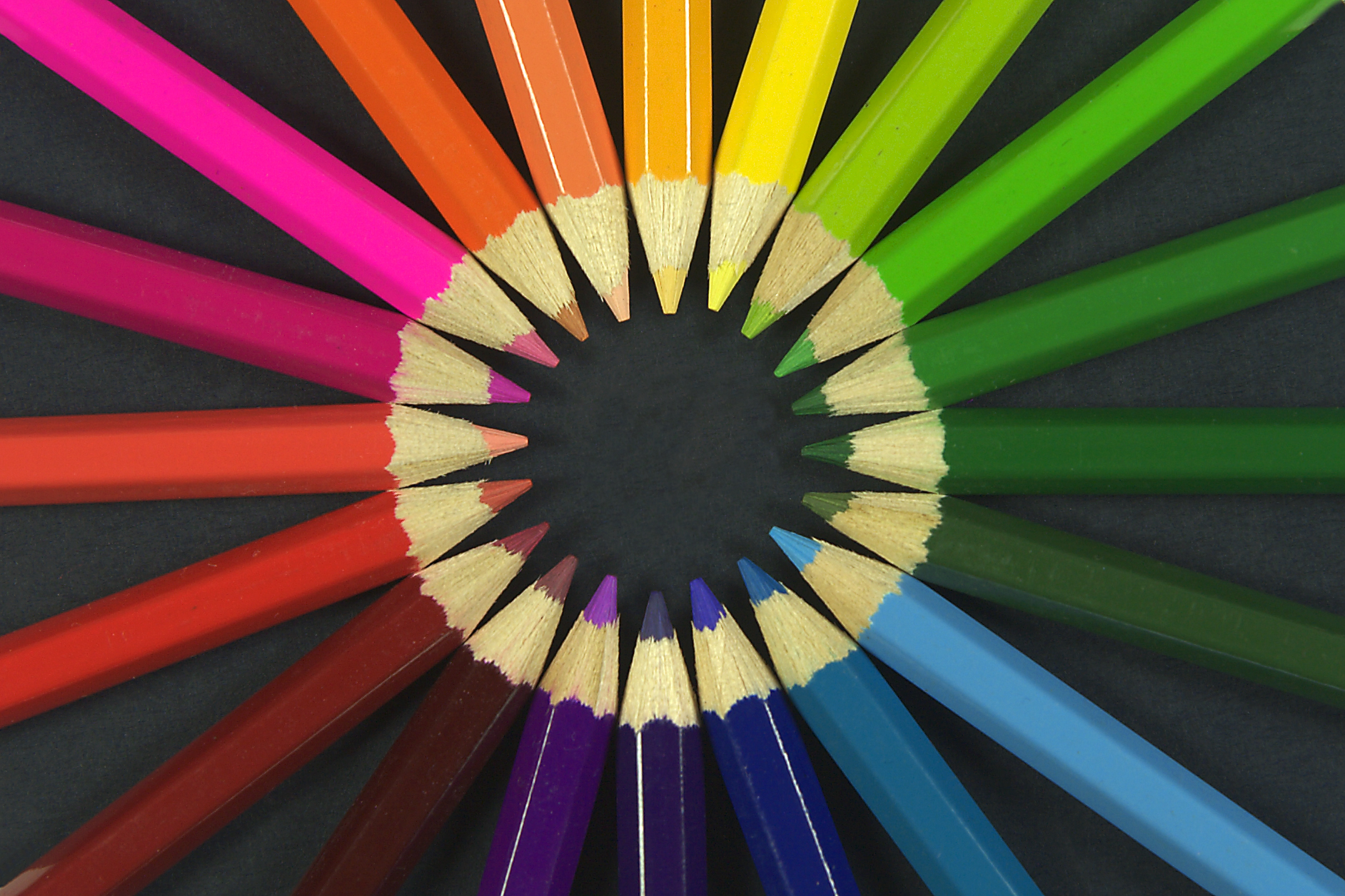 Lápices de colores en círculo, imagen ilustrativa de archivo.