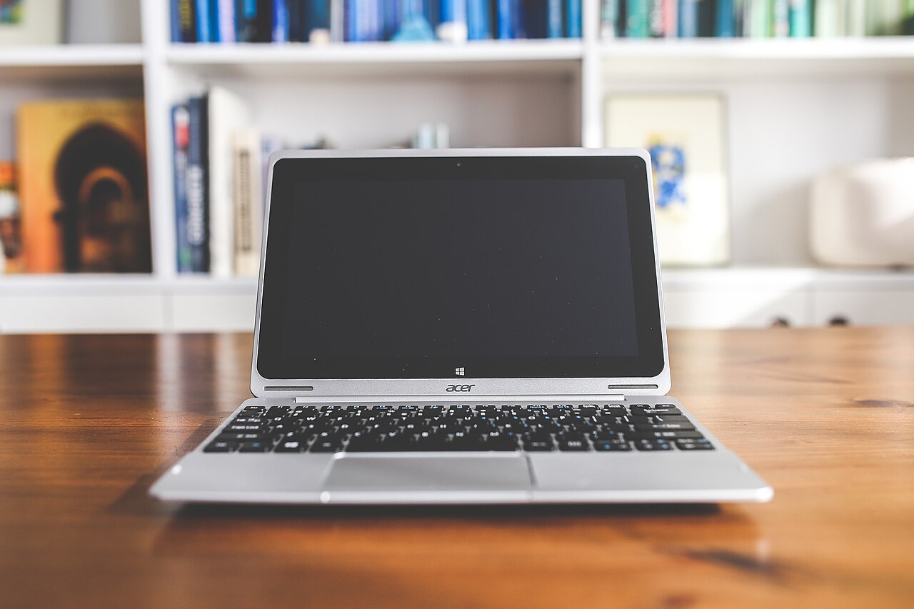 Computadora portátil sobre una mesa, foto ilustrativa de archivo de 2014; no muestra la interfaz de Google
