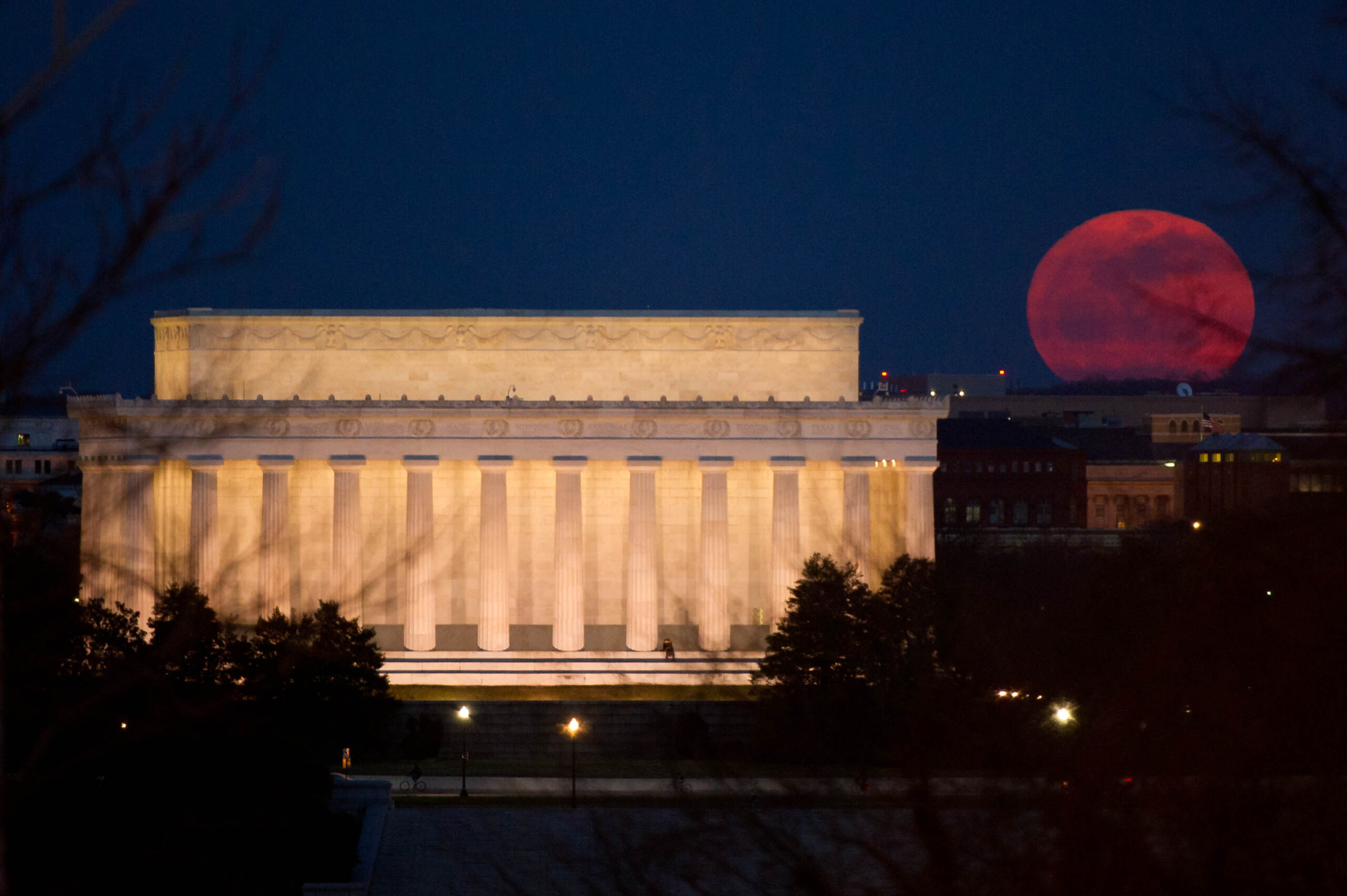 Luna llena junto al Lincoln Memorial en Washington; fotografía de archivo de marzo de 2011, NASA/Bill Ingalls