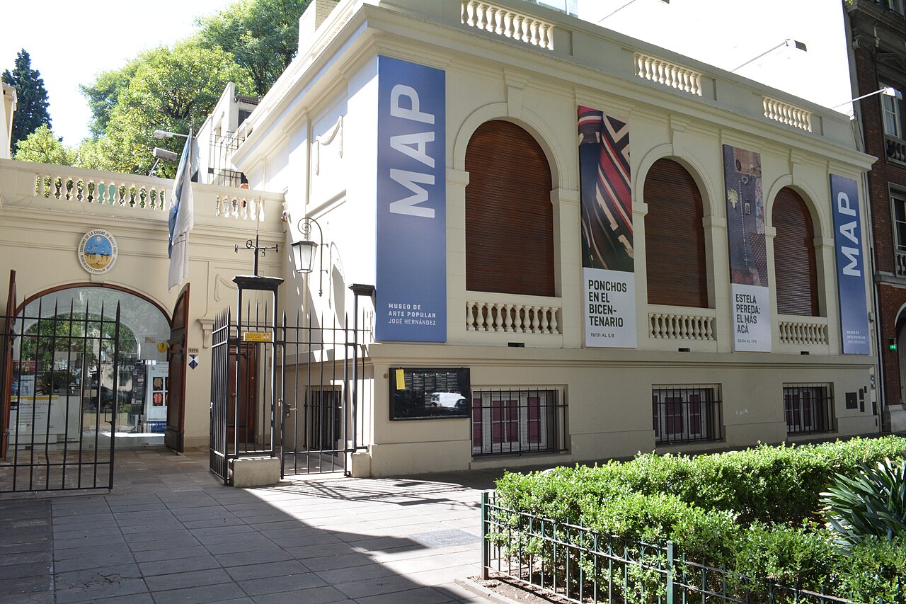 Fachada del Museo de Arte Popular José Hernández en abril de 2018; los carteles no corresponden a la exposición actual