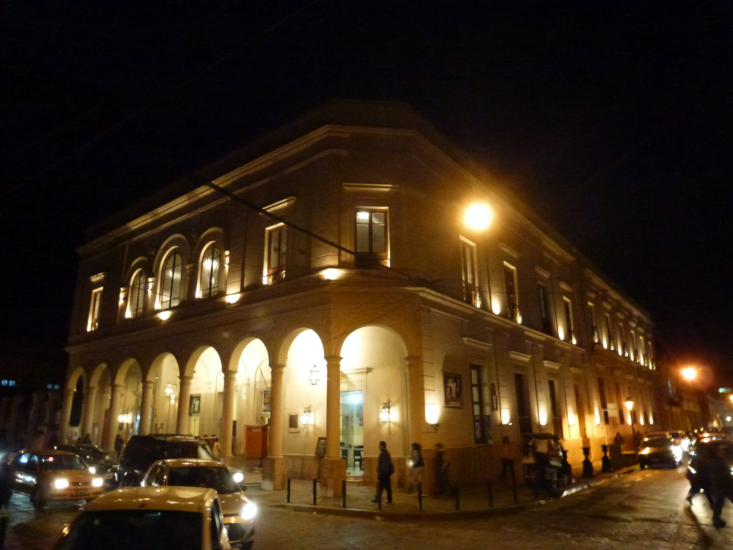 Vista nocturna del Teatro Mitre de Jujuy, fotografía de archivo de 2013