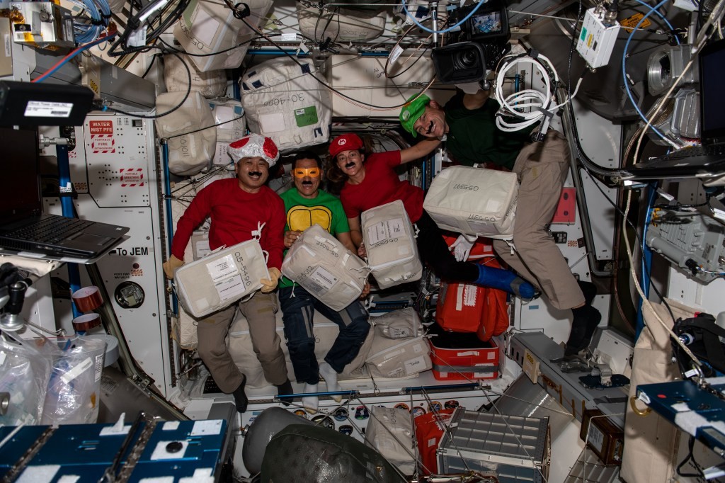 Koichi Wakata, Frank Rubio, Nicole Mann y Josh Cassada disfrazados en la estación espacial. Archivo NASA, Halloween 2022.