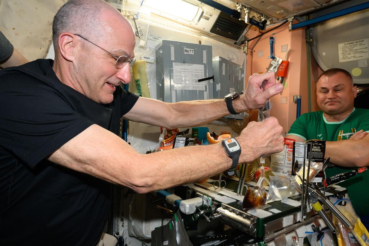 Don Pettit llena una taza transparente en la Estación Espacial Internacional, septiembre de 2024