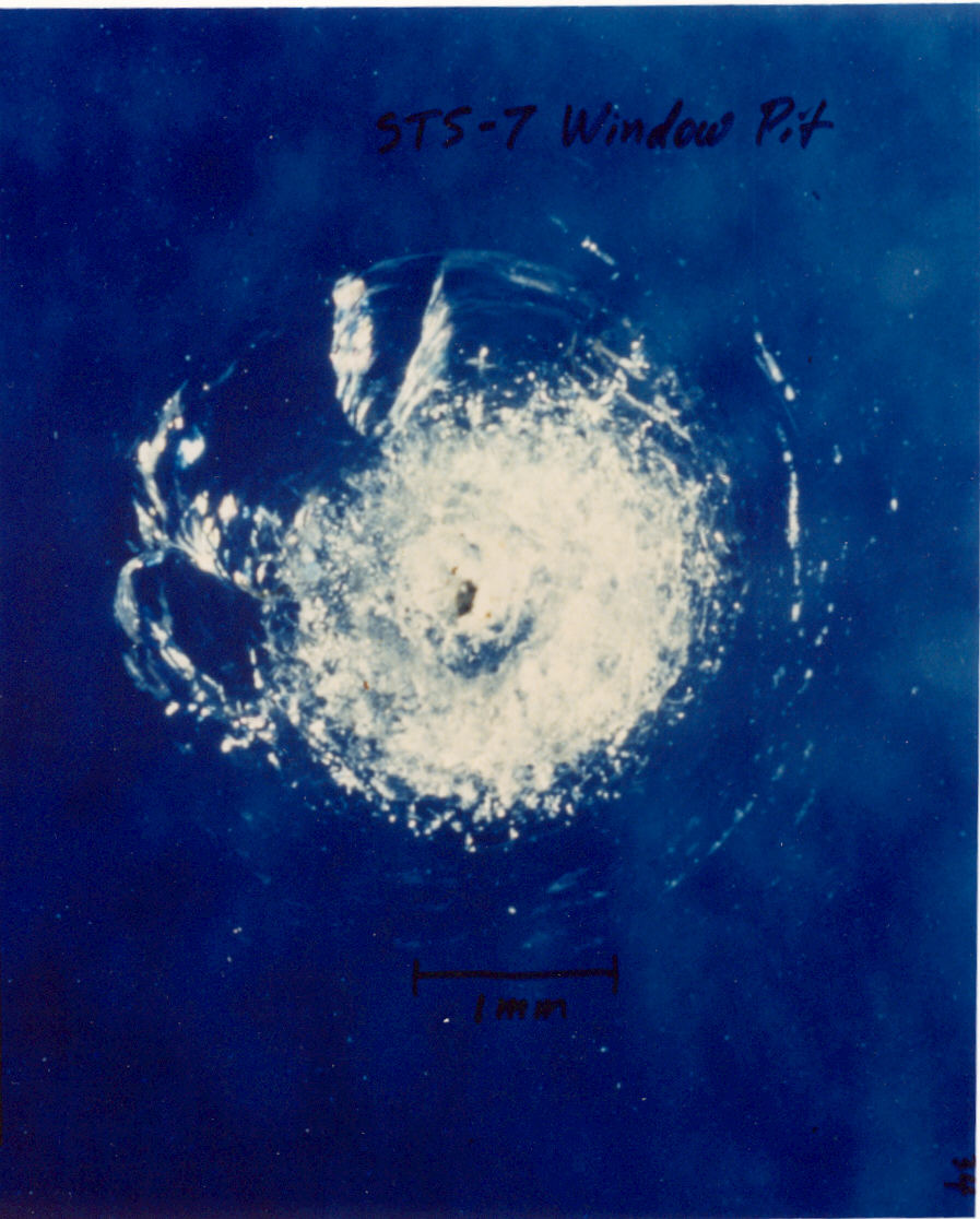 Impacto en una ventana del Challenger durante STS-7, archivo NASA de 1983