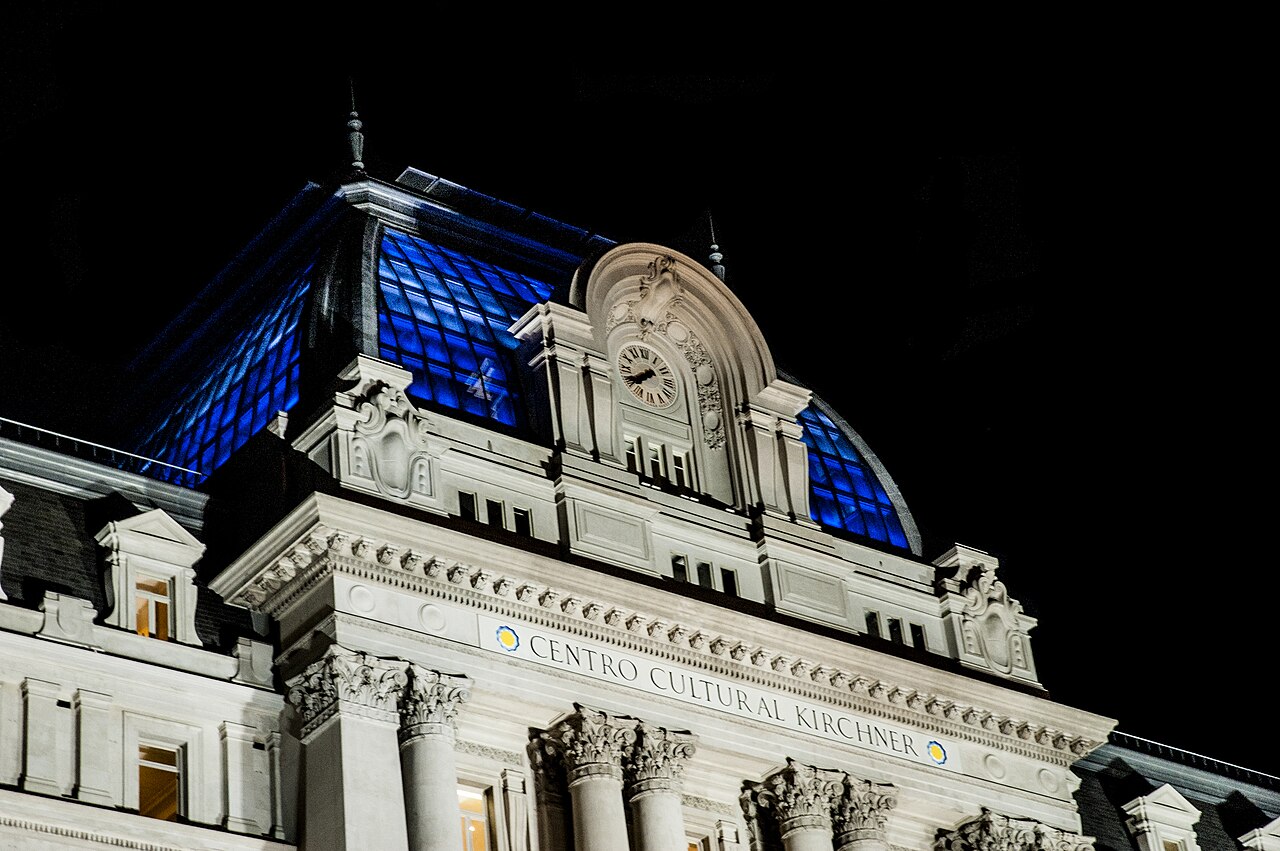 Cúpula iluminada del actual Palacio Libertad en Buenos Aires, fotografiada en 2015.