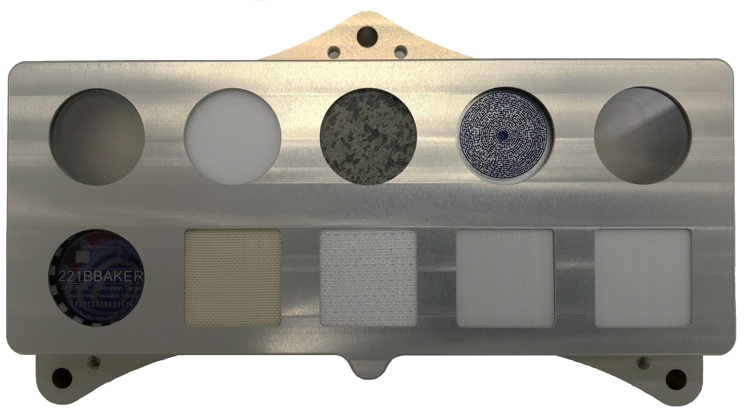 Blanco de calibración de SHERLOC con muestras de materiales para trajes espaciales, archivo 2020.