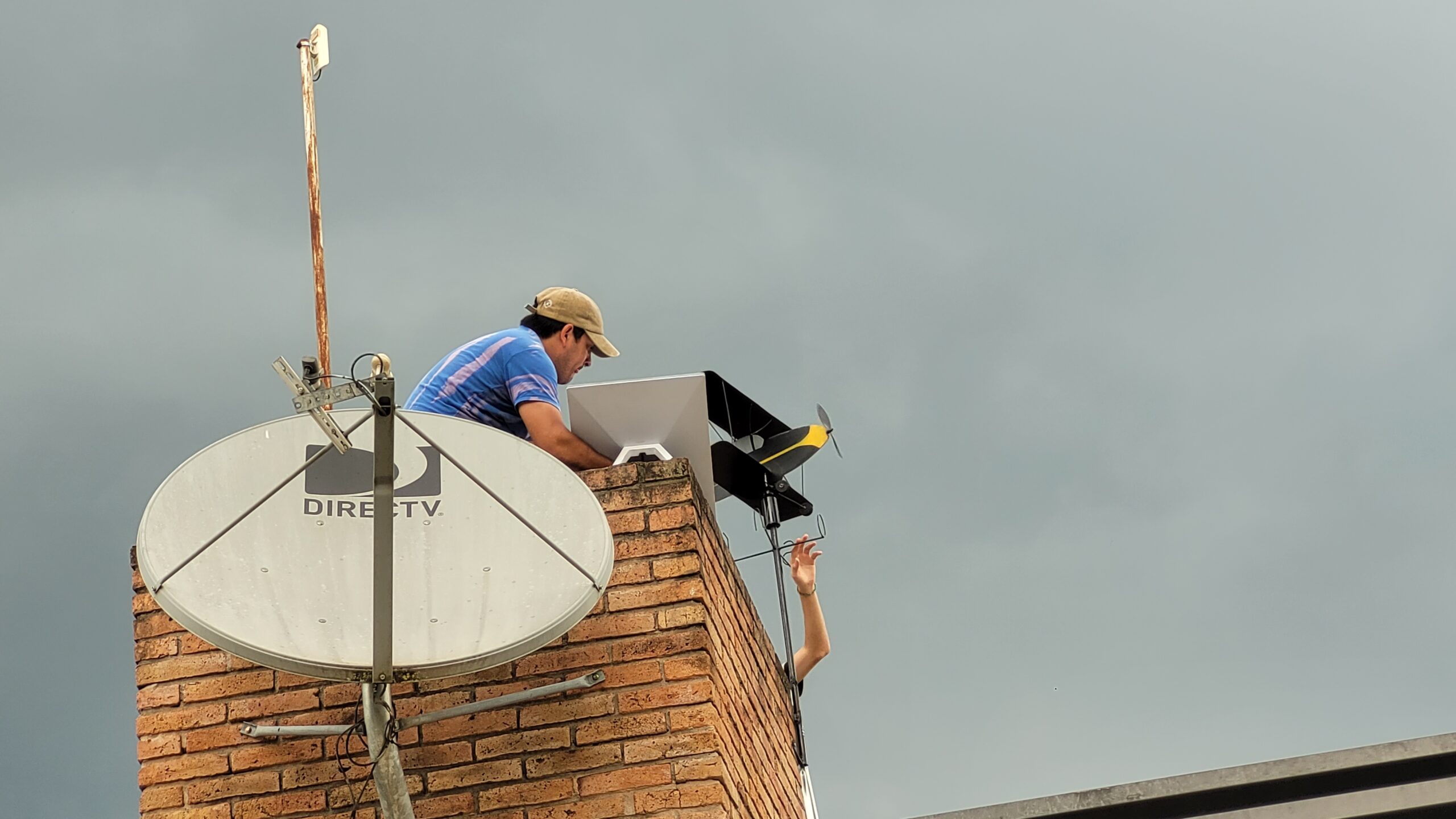 Instalación de una terminal Starlink en Capioví, Misiones, en enero de 2025. Foto ilustrativa, no corresponde a los diques de Jujuy.