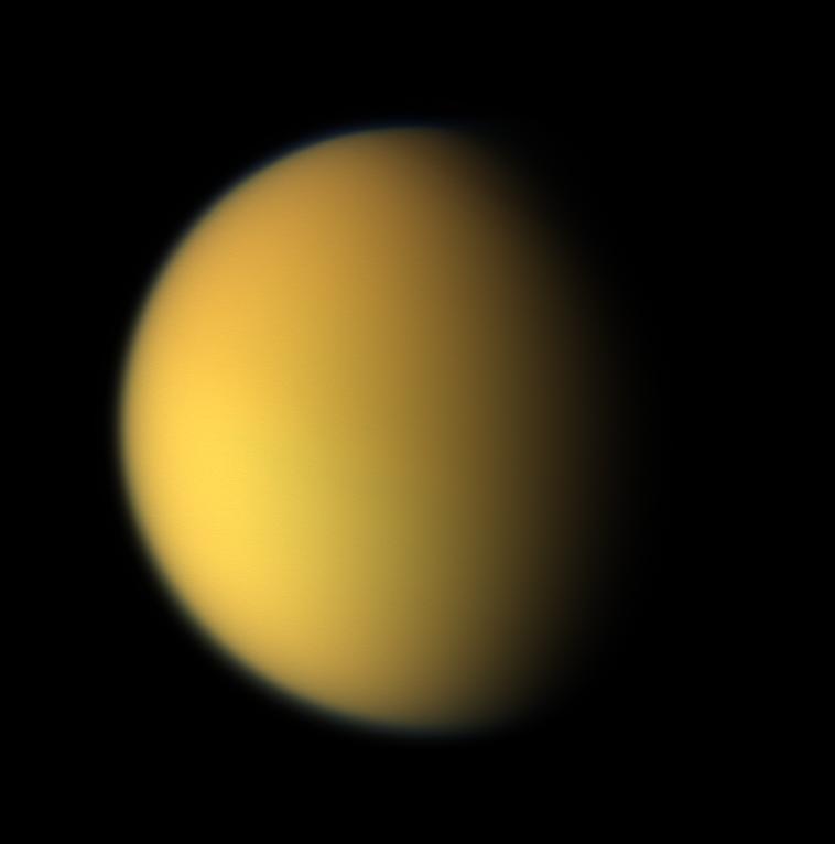 Titán fotografiado por Cassini en abril de 2005